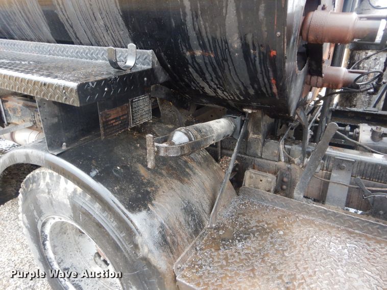 image for item DH6476 1983 Ford F600 oil distribution truck