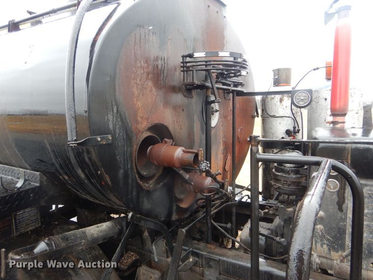 image for item DH6476 1983 Ford F600 oil distribution truck