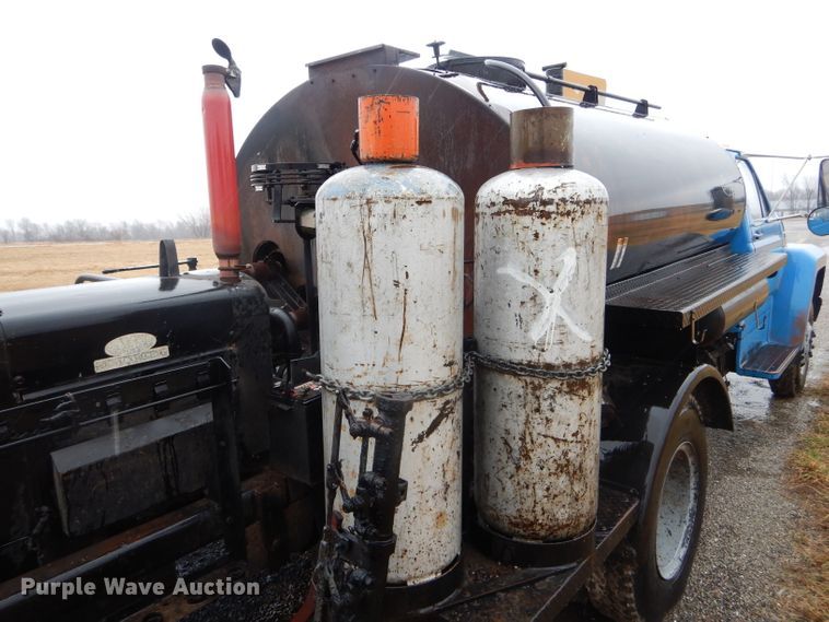 image for item DH6476 1983 Ford F600 oil distribution truck