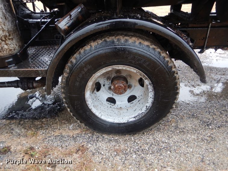 image for item DH6476 1983 Ford F600 oil distribution truck