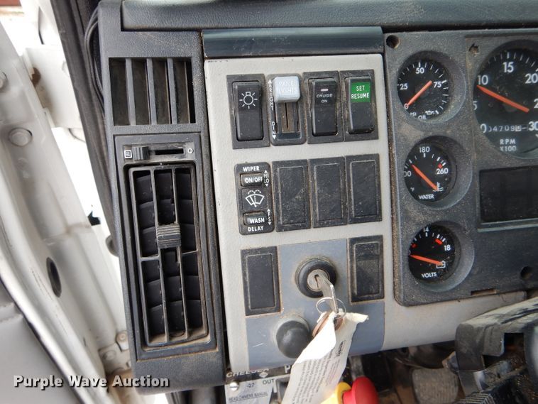 image for item DH6477 2000 Freightliner FL70 bucket truck