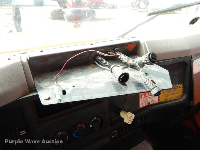 image for item DH6486 1999 International 4900 dump truck