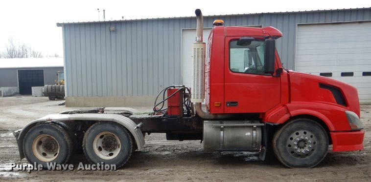 image for item DH6487 2007 Volvo VNL semi truck