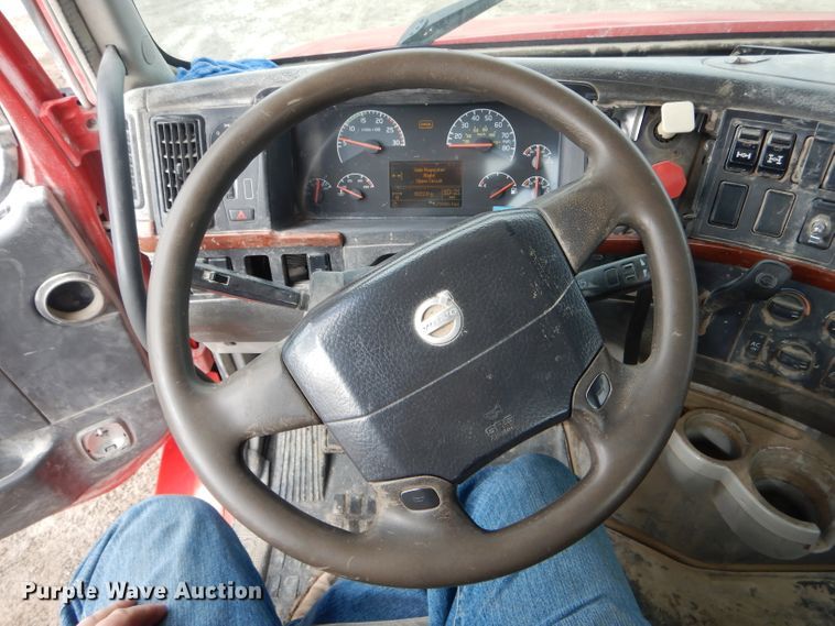 image for item DH6487 2007 Volvo VNL semi truck