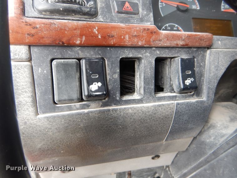 image for item DH6487 2007 Volvo VNL semi truck