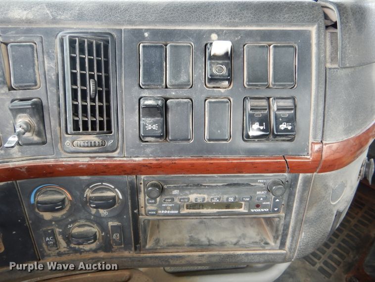 image for item DH6487 2007 Volvo VNL semi truck