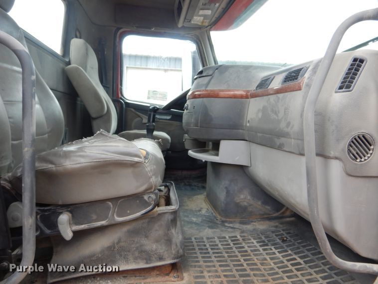 image for item DH6487 2007 Volvo VNL semi truck