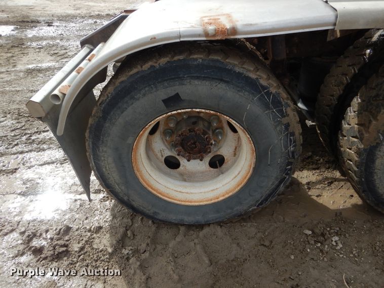 image for item DH6487 2007 Volvo VNL semi truck