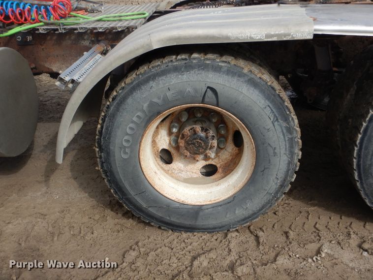 image for item DH6487 2007 Volvo VNL semi truck