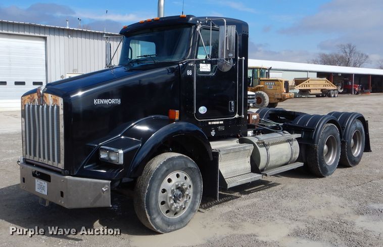 image for item DH6491 2013 Kenworth T800 semi truck