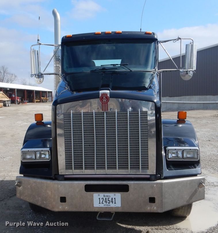 image for item DH6491 2013 Kenworth T800 semi truck