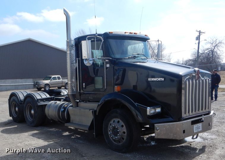 image for item DH6491 2013 Kenworth T800 semi truck