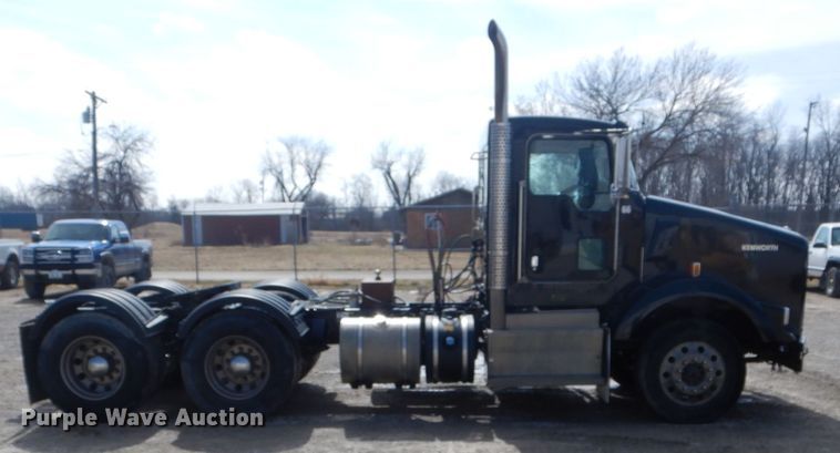 image for item DH6491 2013 Kenworth T800 semi truck