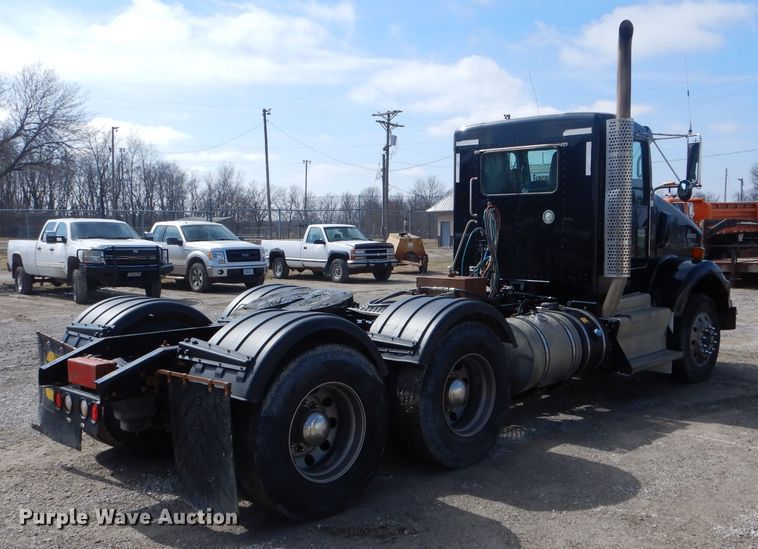 image for item DH6491 2013 Kenworth T800 semi truck