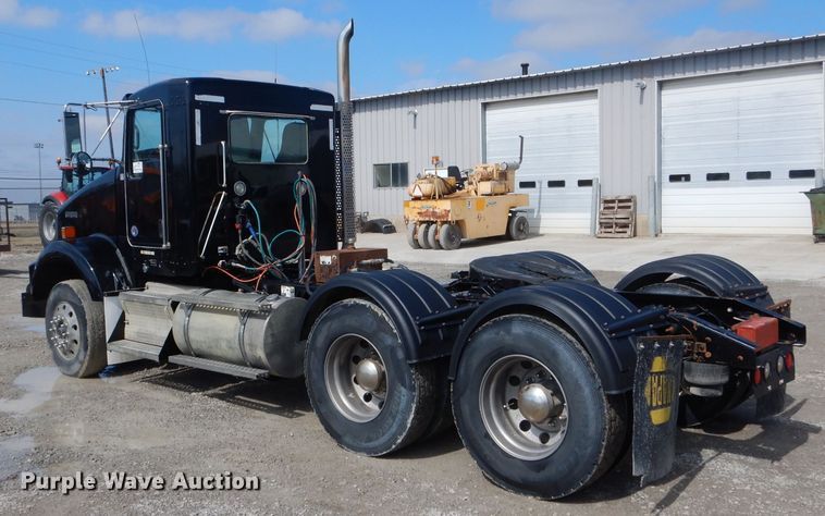 image for item DH6491 2013 Kenworth T800 semi truck