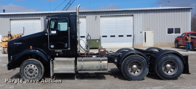 image for item DH6491 2013 Kenworth T800 semi truck
