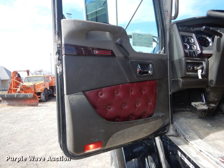 image for item DH6491 2013 Kenworth T800 semi truck