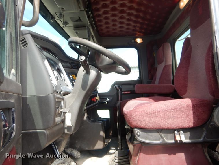 image for item DH6491 2013 Kenworth T800 semi truck