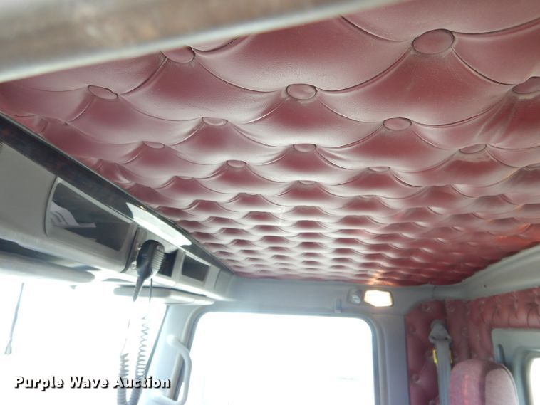 image for item DH6491 2013 Kenworth T800 semi truck