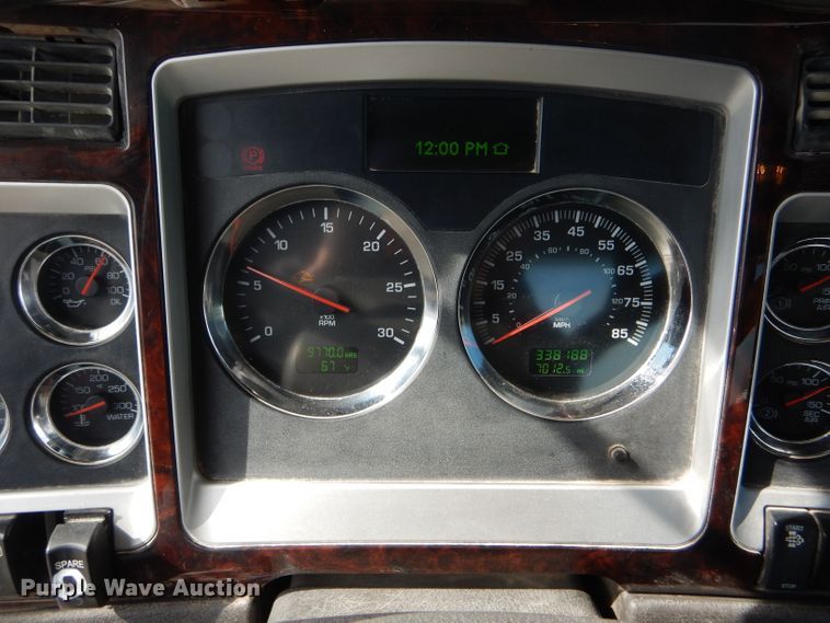 image for item DH6491 2013 Kenworth T800 semi truck