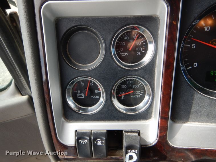 image for item DH6491 2013 Kenworth T800 semi truck