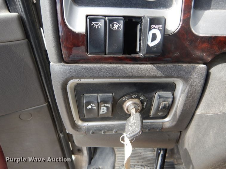 image for item DH6491 2013 Kenworth T800 semi truck