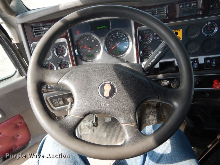 image for item DH6491 2013 Kenworth T800 semi truck