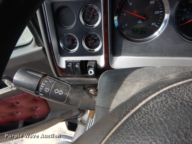 image for item DH6491 2013 Kenworth T800 semi truck