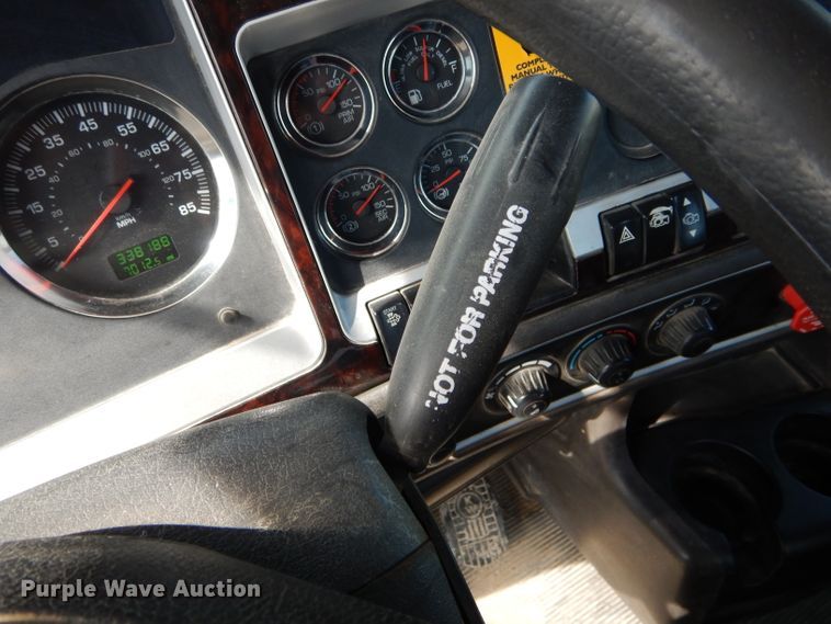 image for item DH6491 2013 Kenworth T800 semi truck