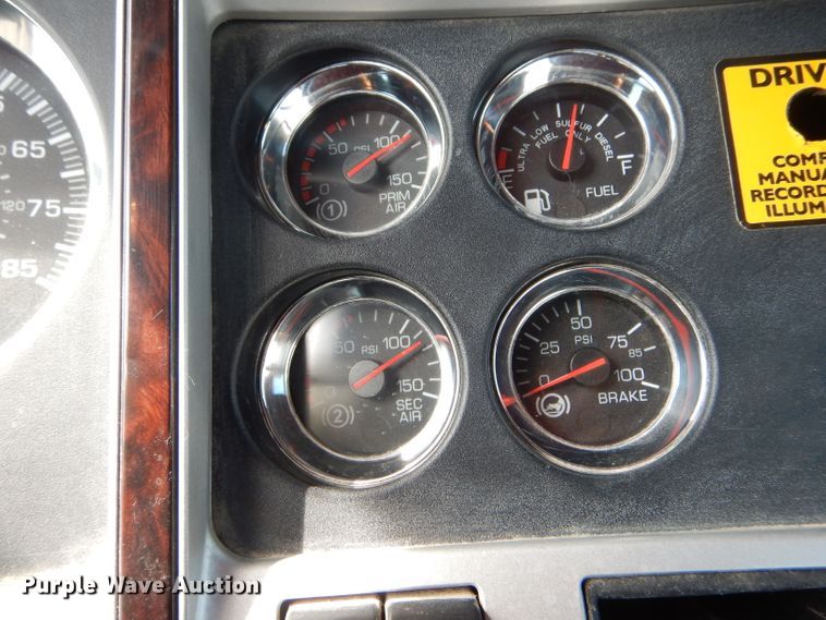 image for item DH6491 2013 Kenworth T800 semi truck