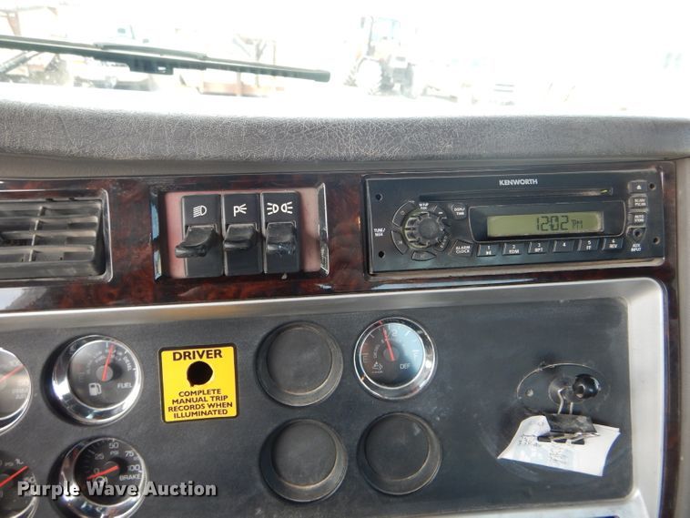 image for item DH6491 2013 Kenworth T800 semi truck