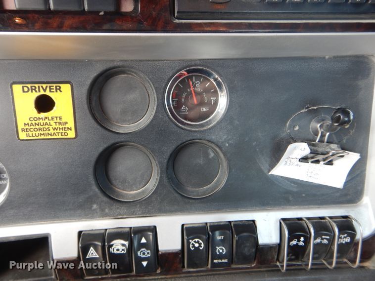 image for item DH6491 2013 Kenworth T800 semi truck