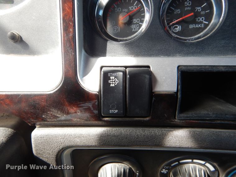 image for item DH6491 2013 Kenworth T800 semi truck