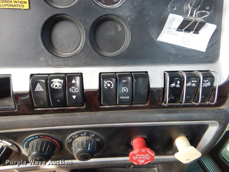 image for item DH6491 2013 Kenworth T800 semi truck