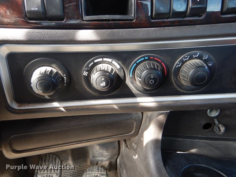 image for item DH6491 2013 Kenworth T800 semi truck