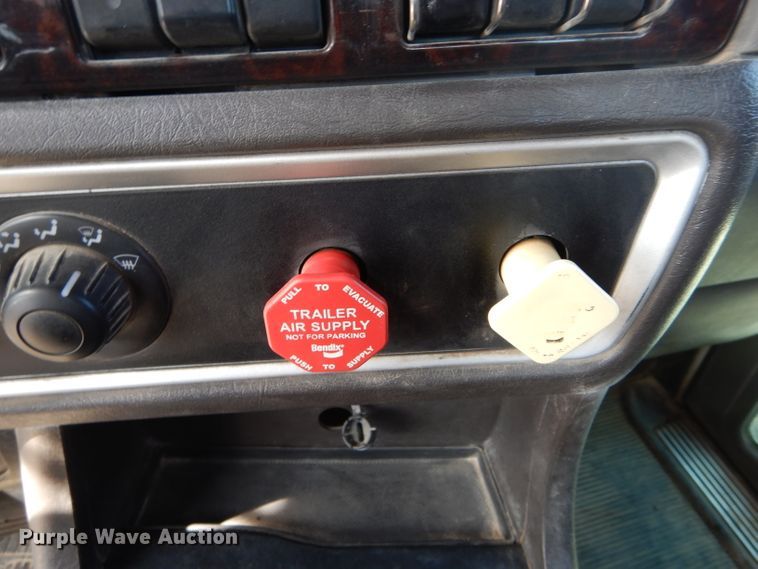 image for item DH6491 2013 Kenworth T800 semi truck