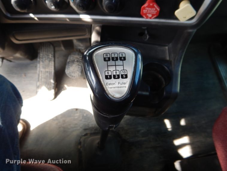 image for item DH6491 2013 Kenworth T800 semi truck