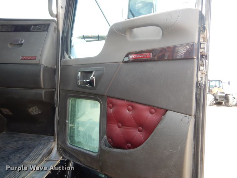 image for item DH6491 2013 Kenworth T800 semi truck