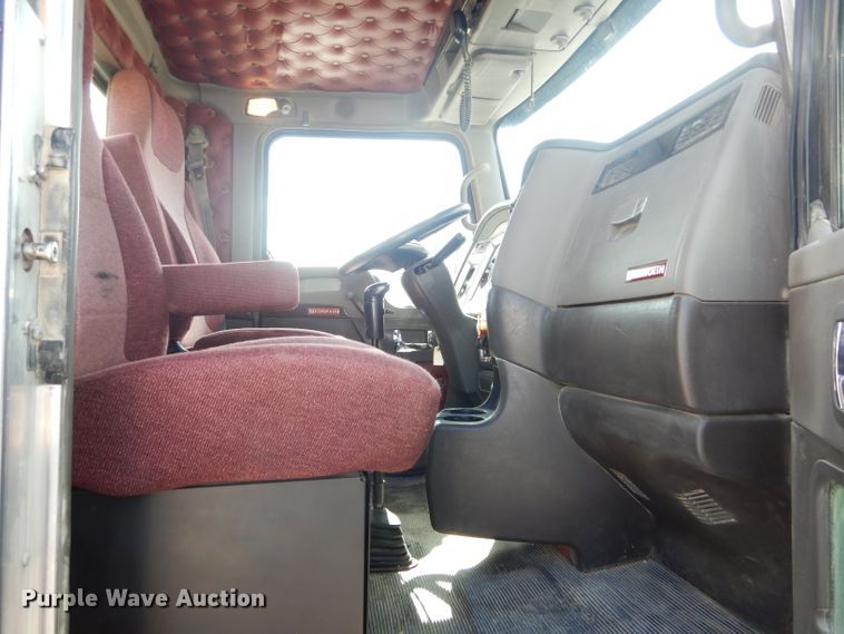 image for item DH6491 2013 Kenworth T800 semi truck