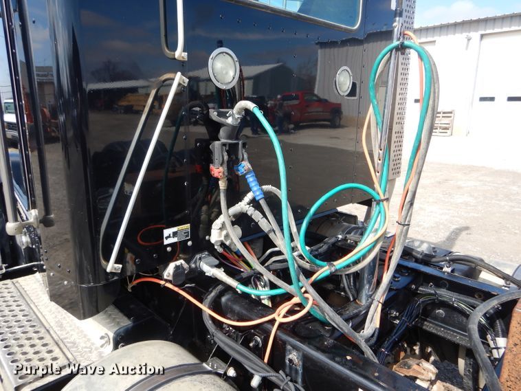 image for item DH6491 2013 Kenworth T800 semi truck