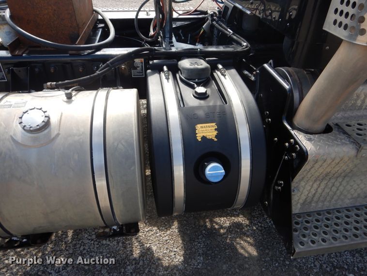 image for item DH6491 2013 Kenworth T800 semi truck