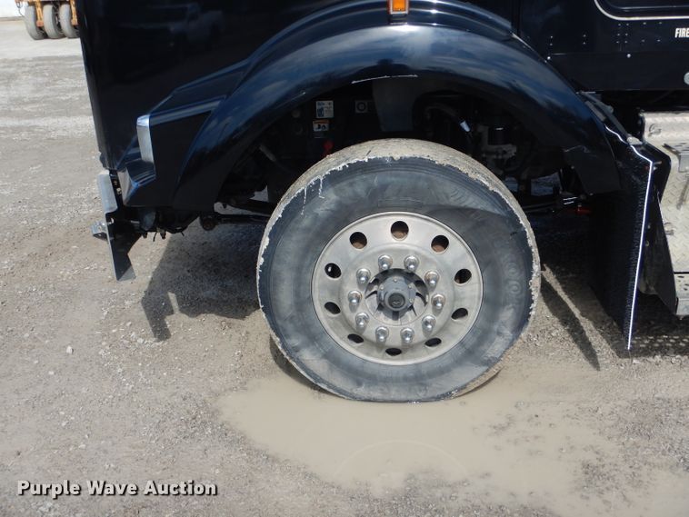 image for item DH6491 2013 Kenworth T800 semi truck