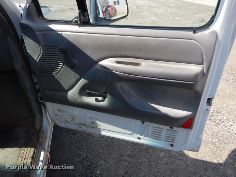 image for item DH6494 1995 Ford F150 XL pickup truck