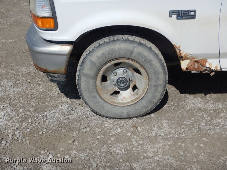 image for item DH6494 1995 Ford F150 XL pickup truck