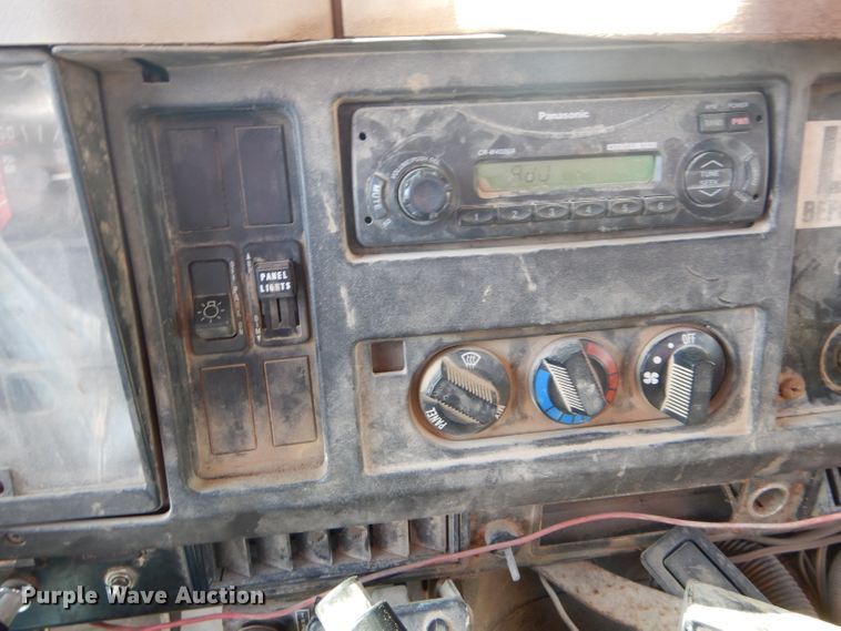 image for item DH6495 1996 International 4900 dump truck