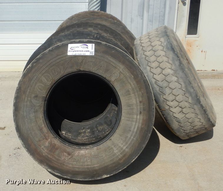 image for item DH6496 (6) 425/65R22.5 tires