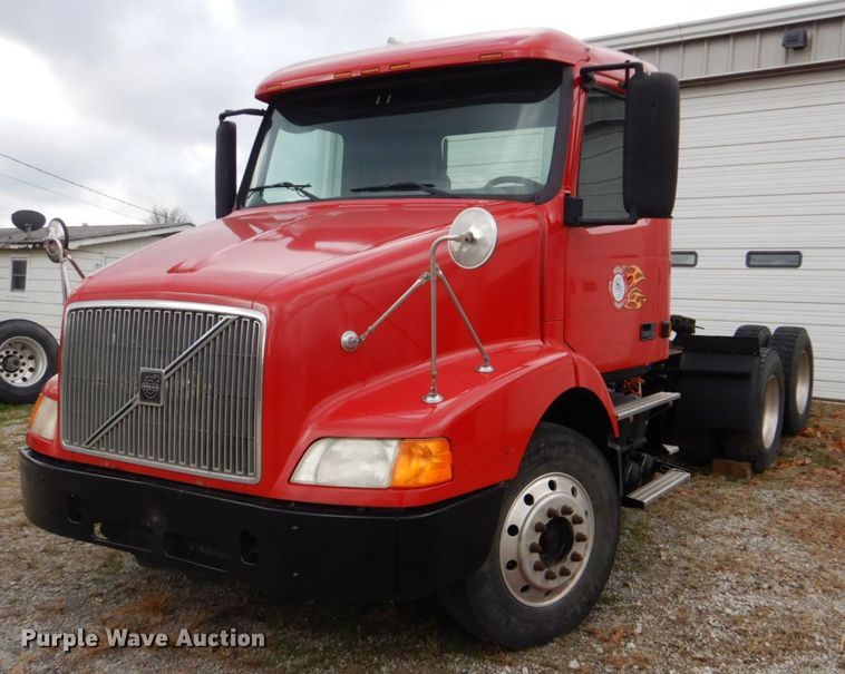 image for item DI2384 2000 Volvo VN semi truck