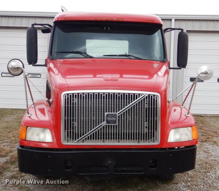 image for item DI2384 2000 Volvo VN semi truck