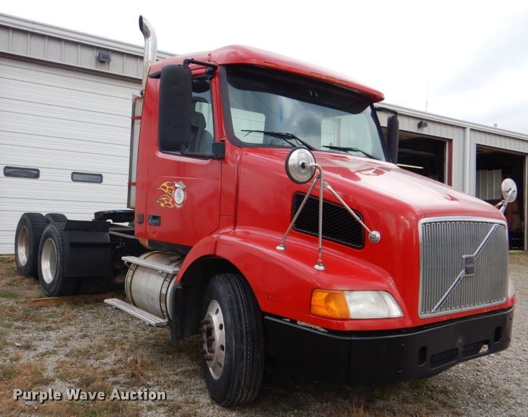 image for item DI2384 2000 Volvo VN semi truck