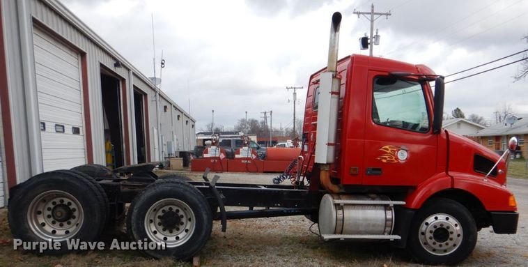 image for item DI2384 2000 Volvo VN semi truck